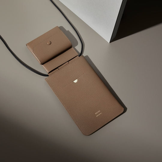 MOLINI(モリニ) Phone Shoulder Wallet 再入荷】Phone Shoulder Wallet - Beige – MOLINI（モリニ